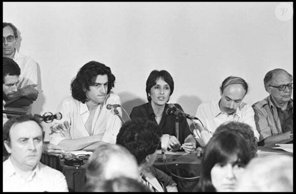 ...qui pérpétuent l'héritage intellectuel et financier des Lévy.
Bernard Henri-Lévy et Joan Baez en conference pour la marche pour le Cambodge. Paris, 1980.