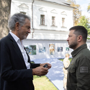 Le président ukrainien Volodymyr Zelensky salue l'intellectuel français Bernard-Henri Levy lors du troisième sommet des Premières Dames et Messieurs, à Kiev, capitale de l'Ukraine, le 6 septembre 2023. Le thème du sommet de cette année est "La santé mentale : Résilience et vulnérabilité de l'avenir". Photo de la présidence ukrainienne via ABACAPRESS.COM