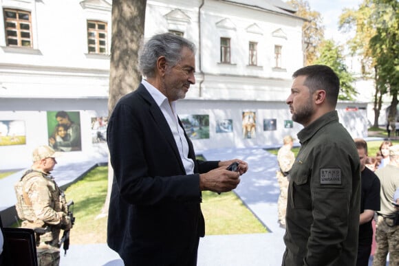 Le président ukrainien Volodymyr Zelensky salue l'intellectuel français Bernard-Henri Levy lors du troisième sommet des Premières Dames et Messieurs, à Kiev, capitale de l'Ukraine, le 6 septembre 2023. Le thème du sommet de cette année est "La santé mentale : Résilience et vulnérabilité de l'avenir". Photo de la présidence ukrainienne via ABACAPRESS.COM