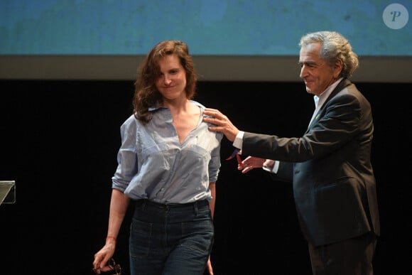 Justine Levy, Bernard Henri Levy sur scène lors d'une soirée contre la montée de l'antisémitisme en Europe, organisée par le magazine "Regle du Jeu", le Conseil représentatif des institutions juives de France (CRIF) et d'autres institutions françaises, au Théâtre Antoine, à Paris, le 3 juin 2024. Photo par Lionel Urman/ABACAPRESS.COM