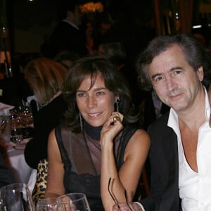 L'écrivain français Bernard-Henri Levy pose avec sa fille Justine et Christine Orban lors du gala des Scopus Awards organisé par les Amis français de l'Université hébraïque de Jérusalem au Pavillon Gabriel à Paris, France, le 23 octobre 2006. Photo par Thierry Orban/ABACAPRESS.COM