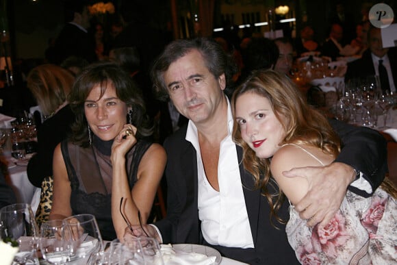 L'écrivain français Bernard-Henri Levy pose avec sa fille Justine et Christine Orban lors du gala des Scopus Awards organisé par les Amis français de l'Université hébraïque de Jérusalem au Pavillon Gabriel à Paris, France, le 23 octobre 2006. Photo par Thierry Orban/ABACAPRESS.COM