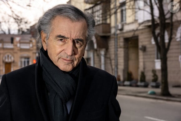 Riche héritier, le philosophe Bernard Henri Lévy...L'intellectuel français Bernard-Henri Levy (souvent appelé BHL, au centre) pose dans la rue à Kiev, en Ukraine, Photo by Ammar Abd Rabbo/ABACAPRESS.COM