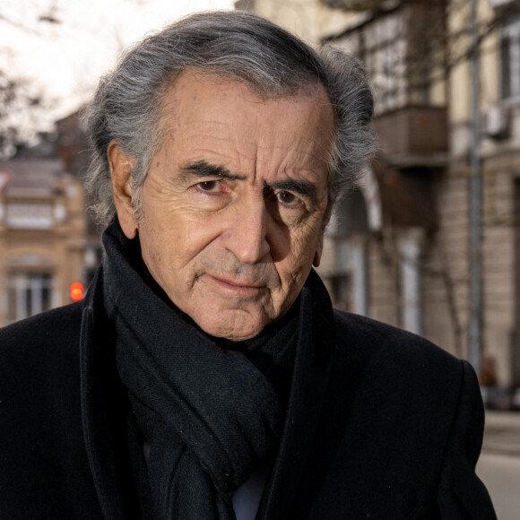 Riche héritier, le philosophe Bernard Henri Lévy...L'intellectuel français Bernard-Henri Levy (souvent appelé BHL, au centre) pose dans la rue à Kiev, en Ukraine, Photo by Ammar Abd Rabbo/ABACAPRESS.COM