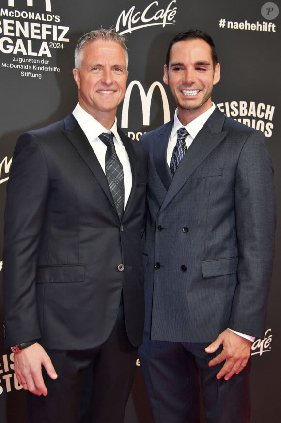 Ralf Schumacher est désormais en couple avec Etienne Bousquest-Cassagne
Ralf Schumacher et Etienne Bousquest-Cassagne au 19ème Gala McDonald's au profit de la Fondation d'aide à l'enfance McDonald's à Munich, le 26 octobre 2024. 