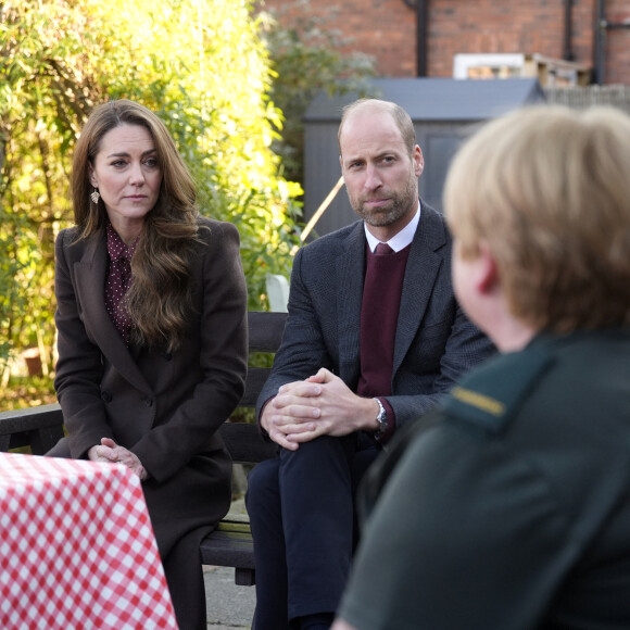 Le prince William, prince de Galles, et Catherine (Kate) Middleton, princesse de Galles, visitent le centre communautaire de Southport pour rencontrer les familles des personnes prises dans l'attaque au couteau de Southport plus tôt cette année, à Southport, Merseyside, Royaume-Uni, le 10 octobre 2024. © Danny Lawson/WPA-Pool/Bestimage 