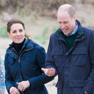 Londres, ROYAUME-UNI - La duchesse de Cambridge, Kate Middleton, a fait le point sur son traitement et son rétablissement. Elle a terminé sa chimiothérapie et se concentre désormais sur le maintien d'un mode de vie sans cancer. Elle a partagé une vidéo dans laquelle on la voit, ainsi que le prince William et ses enfants, le prince George, la princesse Charlotte et le prince Louis. 
Traduit avec DeepL.com (version gratuite)