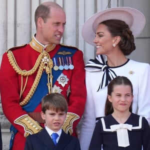 Le prince Louis, la princesse Charlotte, le prince William, prince de Galles, Catherine Kate Middleton, princesse de Galles - Les membres de la famille royale britannique au balcon du Palais de Buckingham lors de la parade militaire "Trooping the Colour" à Londres le 15 juin 2024 © Julien Burton / Bestimage 