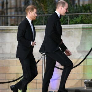 Le futur roi d'Angleterre a pris la parole à l'occasion d'un documentaire intitulé Prince William : We Can End Homelessness (ndlr Prince William : nous pouvons mettre fin aux problèmes des sans-abri) à découvrir le 30 et 31 octobre 2023 sur la chaîne anglaise ITV.
Le prince Harry, duc de Sussex, le prince William, duc de Cambridge lors de la première mondiale de la série Netflix "Our Planet" au Musée d'histoire naturelle de Londres le 4 avril 2019. 