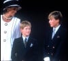 Dès leur plus jeune, leur maman, la princesse Diana les a sensibilisés sur la cause des sans-abris.
Archives - la princesse Lady Diana et ses fils, les princes Harry et William à Londres - 1995.