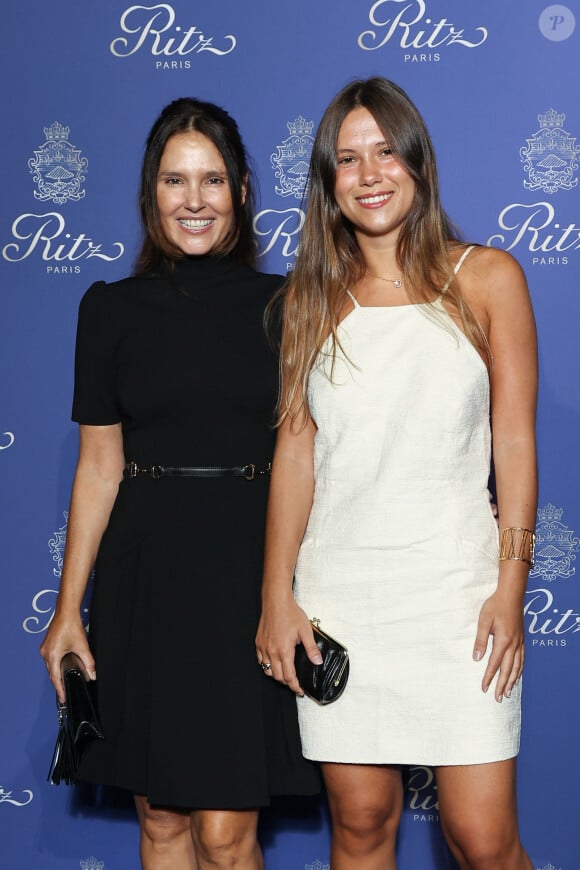 Le 14 septembre 2023, la jeune femme avait accompagné sa mère au Ritz pour fêter l'anniversaire du mythique hôtel parisien
Virginie Ledoyen et sa fille Lila Saint-Calbre - Photocall des 125 ans du Ritz à Paris Le 14 septembre 2023. Le Ritz Paris a célébré ses 125 ans autour d’une soirée légendaire, en présence de plus de 700 invités, dont de très nombreuses personnalités issues du monde de la mode, des arts et du spectacle. Une soirée exceptionnelle, en hommage à César Ritz, fondateur visionnaire de l’hôtel, et placée sous le signe de l’Or, en écho à Louis XIV, le roi soleil, à l’origine de la célèbre place Vendôme. © Rachid Bellak/ Bestimage 