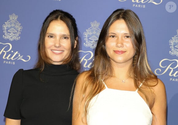 Bien que Lila Saint-Calbre préfère rester à l'écart des projecteurs, elle accompagne souvent sa mère lors d'événements publics
Virginie Ledoyen et sa fille Lila Saint-Calbre - Photocall des 125 ans du Ritz à Paris Le 14 septembre 2023. Le Ritz Paris a célébré ses 125 ans autour d’une soirée légendaire, en présence de plus de 700 invités, dont de très nombreuses personnalités issues du monde de la mode, des arts et du spectacle. Une soirée exceptionnelle, en hommage à César Ritz, fondateur visionnaire de l’hôtel, et placée sous le signe de l’Or, en écho à Louis XIV, le roi soleil, à l’origine de la célèbre place Vendôme. © Coadic Guirec / Bestimage 