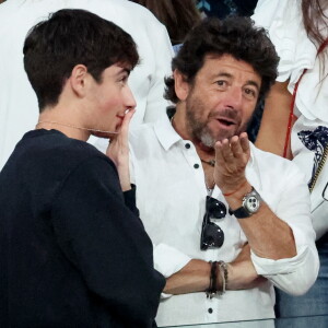 De plus, il sera accompagné par la chanteuse américaine Hanna Brier, qui assurera la première partie de sa représentation.
Patrick Bruel et son fils Léon en tribunes pendant la finale de basketball opposant les Etats-Unis à la France (98-87) lors des Jeux Olympiques de Paris 2024 (JO) à l'Arena Bercy, à Paris, France, le 10 août 2024. © Jacovides-Perusseau/Bestimage 