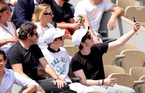 Patrick Bruel et ses fils Léon et Oscar dans les tribunes des Internationaux de France de tennis de Roland Garros 2024 à Paris, France, le 4 juin 2024. © Jacovides-Moreau/Bestimage 