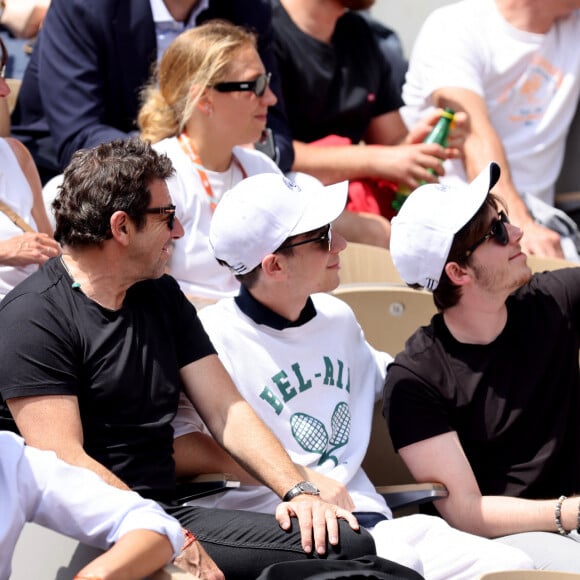 Patrick Bruel et ses fils Léon et Oscar dans les tribunes des Internationaux de France de tennis de Roland Garros 2024 à Paris, France, le 4 juin 2024. © Jacovides-Moreau/Bestimage 