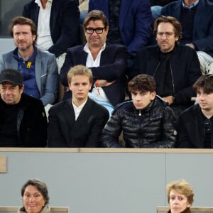 Une première grande étape professionnelle des plus symboliques pour le cadet de Patrick Bruel !
Ophélie Meunier et son mari Mathieu Vergne, Patrick Bruel et ses fils Léon et Oscar, Clémence Cherier dans les tribunes des Internationaux de France de tennis de Roland Garros 2024 à Paris, France, le 2 juin 2024. © Jacovides-Moreau/Bestimage