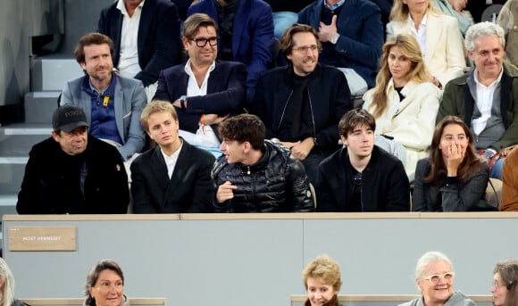 Ophélie Meunier et son mari Mathieu Vergne, Patrick Bruel et ses fils Léon et Oscar, Clémence Cherier dans les tribunes des Internationaux de France de tennis de Roland Garros 2024 à Paris, France, le 2 juin 2024. © Jacovides-Moreau/Bestimage 