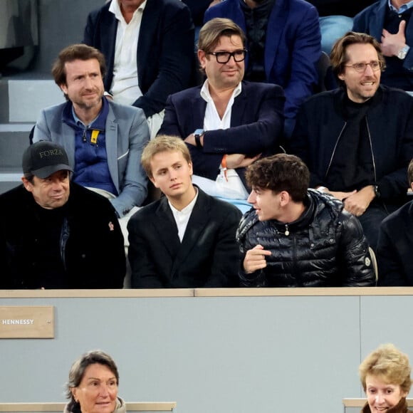 Ophélie Meunier et son mari Mathieu Vergne, Patrick Bruel et ses fils Léon et Oscar, Clémence Cherier dans les tribunes des Internationaux de France de tennis de Roland Garros 2024 à Paris, France, le 2 juin 2024. © Jacovides-Moreau/Bestimage 