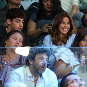 Léon Bruel, Patrick Bruel et Clémence en tribunes pendant la finale de basketball opposant les Etats-Unis à la France (98-87) lors des Jeux Olympiques de Paris 2024 (JO) à l'Arena Bercy, à Paris, France, le 10 août 2024. © Jacovides-Perusseau/Bestimage 