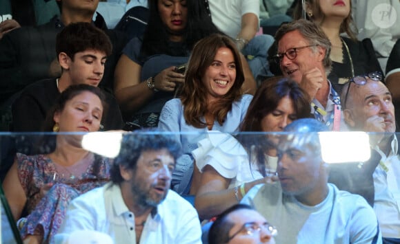 Léon Bruel, Patrick Bruel et Clémence en tribunes pendant la finale de basketball opposant les Etats-Unis à la France (98-87) lors des Jeux Olympiques de Paris 2024 (JO) à l'Arena Bercy, à Paris, France, le 10 août 2024. © Jacovides-Perusseau/Bestimage 