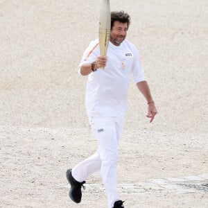 Le chanteur et acteur Patrick Bruel porteur de la flamme olympique des Jeux Olympiques de Paris 2024 (JO) au château de Versailles dans les Yvelines, France, le 23 juillet 2024. © Dominique Jacovides/Bestimage 