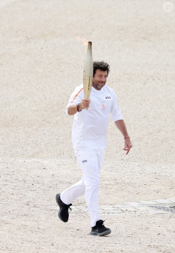 Le chanteur et acteur Patrick Bruel porteur de la flamme olympique des Jeux Olympiques de Paris 2024 (JO) au château de Versailles dans les Yvelines, France, le 23 juillet 2024. © Dominique Jacovides/Bestimage 