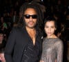 Très proche de son père Lenny, Zoë Kravitz va avoir besoin de lui pour remonter la pente. 
Lenny Kravitz et sa fille Zoë Kravitz assistent au défilé de mode Saint Laurent, collection prêt-à-porter automne-hiver à Paris.