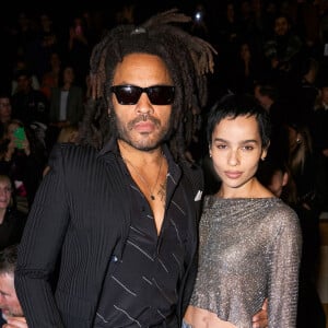 Très proche de son père Lenny, Zoë Kravitz va avoir besoin de lui pour remonter la pente. 
Lenny Kravitz et sa fille Zoë Kravitz assistent au défilé de mode Saint Laurent, collection prêt-à-porter automne-hiver à Paris.