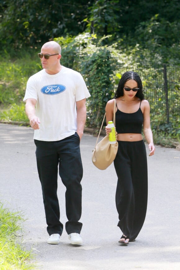 Exclusif - Channing Tatum et sa supposée compagne Zoe Kravitz se promènent avec un ami dans un parc à New York le 28 Août 2021 