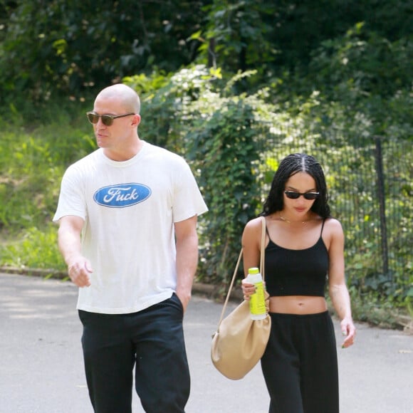 Exclusif - Channing Tatum et sa supposée compagne Zoe Kravitz se promènent avec un ami dans un parc à New York le 28 Août 2021 