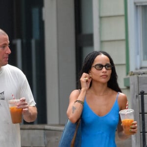 Exclusif - Channing Tatum et Zoe Kravitz continuent d'allimenter sur le fait qu'ils soient en couple lors d'une balade avec des cafés glacés dans les rues de New York City, New York, Etats-Unis, le 19 août 2021. 