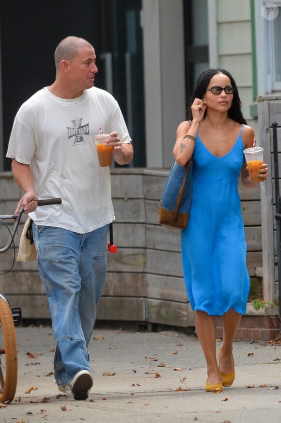 Exclusif - Channing Tatum et Zoe Kravitz continuent d'allimenter sur le fait qu'ils soient en couple lors d'une balade avec des cafés glacés dans les rues de New York City, New York, Etats-Unis, le 19 août 2021. 