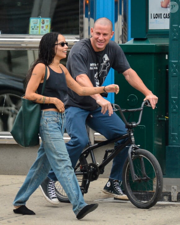 Il n'en sera finalement rien… Mardi 29 octobre plusieurs médias américains ont annoncé la rupture du couple. 
Exclusif - Channing Tatum et Zoe Kravitz continuent d'allimenter sur le fait qu'ils soient en couple lors d'une balade en BMX dans East Village à New York City, New York, Etats-Unis, le 18 août 2021.