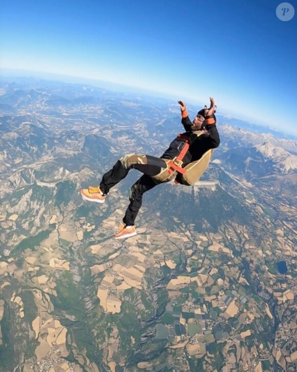 Mais il sait aussi sauter en parachute !
Philippe Bas, Instagram.