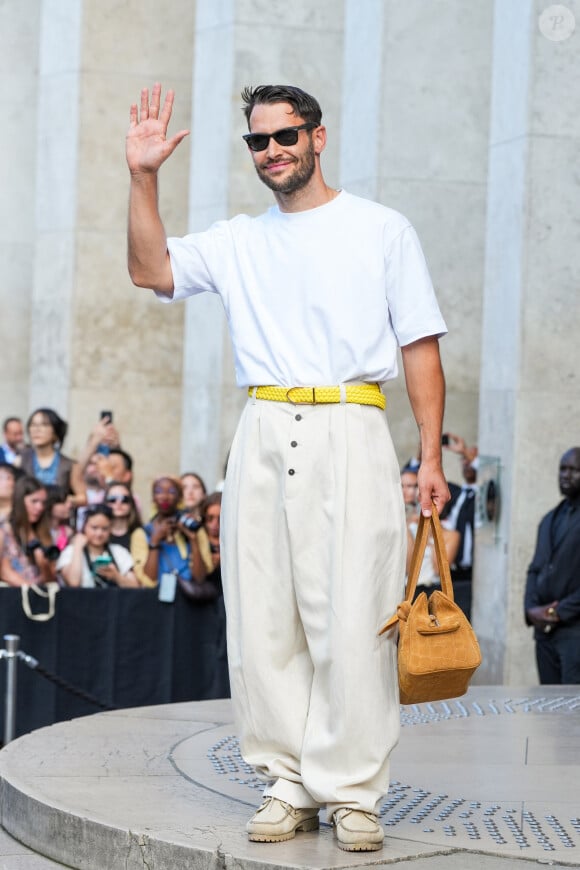 Sur le plan professionnel, Simon Porte Jacquemus peut être fier, ses chiffres de vente ont doublé depuis l'an dernier, et ses nombreux projets ambitieux voient le jour – des boutiques ont ouvert à Dubaï, Capri, Saint-Tropez et New-York.
Simon Porte Jacquemus arrivant au défilé de mode Haute-Couture automne-hiver 2024/2025 "Giorgio Armani Privé" lors de la Fashion Week de Paris le 25 juin 2024. © Lucia Sabatelli / Bestimage