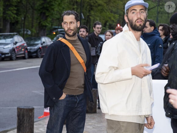 Marqué par la mort tragique de sa mère, enlevée par un accident de voiture à 42 ans, l'homme voit aujourd'hui la vie lui sourire.
Simon Porte Jacquemus et son mari Marco Maestri - Les célébrités au concert de Jay Z à la fondation Louis Vuitton à Paris, France © Da Silva-Perusseau/Bestimage