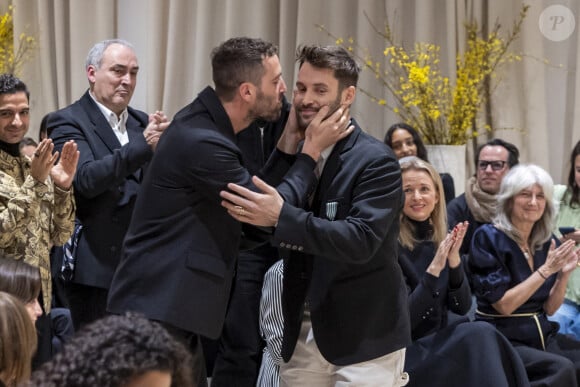 Et désormais, le couple s'est lancé dans la rénovation d'une grande maison près de Marseille, rapporte Vogue. 
Simon Porte Jacquemus et Marco Maestri - Remise de la médaille du "Chevalier de l'Ordre des Arts et des Lettres" au créateur Simon Porte Jacquemus des mains de la rédactrice de l'édition américaine de Vogue Anna Wintour au siège de la marque Jacquemus à Paris, France, le 2 mars 2024, en marge de la mode femme automne / hiver 2024-2025 lors de la Fashion Week de Paris (PFW). © Olivier Borde/Bestimage