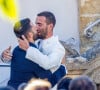 En avril dernier, ils ont fêté la naissance de leurs jumeaux, Mia et Sun.
Simon Porte Jacquemus embrasse son mari Marco Maestri - Mariage de Simon Porte Jacquemus et Marco Maestri à Charleval, France, le 27 août 2022.