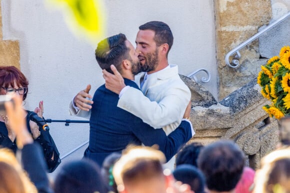 En avril dernier, ils ont fêté la naissance de leurs jumeaux, Mia et Sun.
Simon Porte Jacquemus embrasse son mari Marco Maestri - Mariage de Simon Porte Jacquemus et Marco Maestri à Charleval, France, le 27 août 2022.