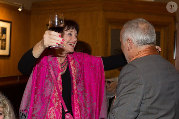 Exclusif -Anny Duperey accueille Francis Perrin à son arrivée - Francis Perrin fête ses 50 ans de carrière au restaurant La Coupole entouré de ses amis après avoir donné une représentation de "Molière Malgré Moi" au théâtre de la Gaîté-Montparnasse à Paris le 18 juin 2016