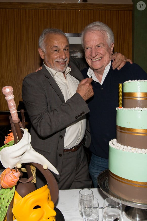 Exclusif - André Dussollier avec Francis Perrin au moment du gâteau - Francis Perrin fête ses 50 ans de carrière au restaurant La Coupole entouré de ses amis après avoir donné une représentation de "Molière Malgré Moi" au théâtre de la Gaîté-Montparnasse à Paris le 18 juin 2016