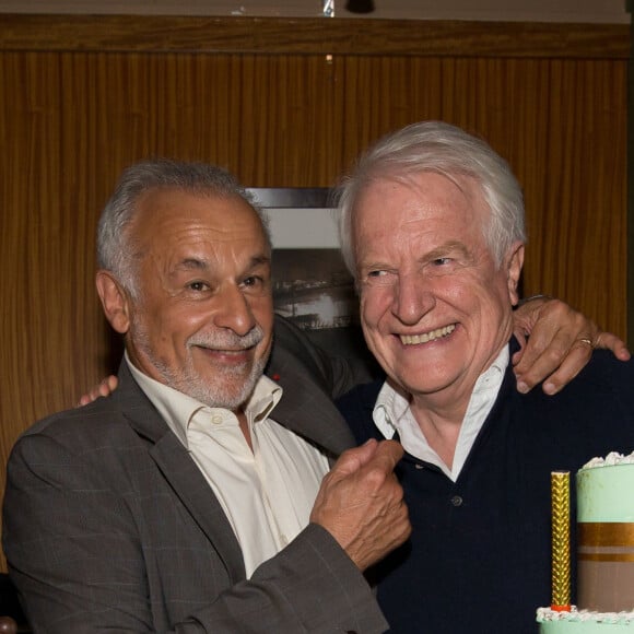 Exclusif - André Dussollier avec Francis Perrin au moment du gâteau - Francis Perrin fête ses 50 ans de carrière au restaurant La Coupole entouré de ses amis après avoir donné une représentation de "Molière Malgré Moi" au théâtre de la Gaîté-Montparnasse à Paris le 18 juin 2016