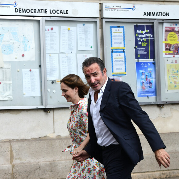 Les confidences de Jean Dujardin à Patrick Sébastien Ce que Patrick Sébastien aime particulièrement chez l'ex-star d'Un gars, une fille, c'est qu'il a su rester simple.
Nathalie Péchalat et son mari Jean Dujardin - Mariage de Claude Lelouch à la mairie du 18ème à Paris. Le 17 juin 2023