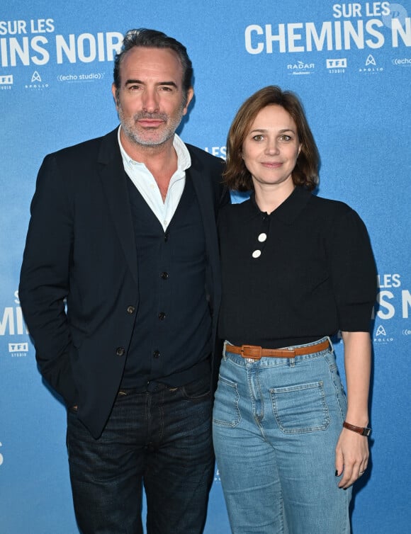  L'occasion de parler plus intimement de cet homme qui a fait rêvé la France entière. Patrick Sébastien est revenu notamment sur les débuts de celui-ci, loin avant la gloire et la mise en lumière de The Artist.
Jean Dujardin et sa femme Nathalie Péchalat - Avant-première du film "Sur les chemins noirs" au cinema UGC Normandie à Paris le 13 mars 2023. © Coadic Guirec/Bestimage