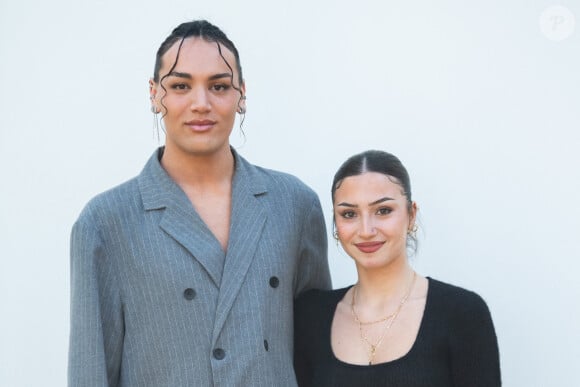 En revanche, côté coeur aucune nouveauté officielle. Lénie serait toujours célibataire...
Djebril et Lenie (Star Academy) assistant au défilé de mode Les Sculptures Jacquemus à la Fondation Maeght, à Saint-Paul-De-Vence, France, le 29 janvier 2024.