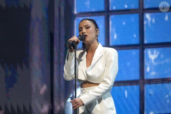 Outre la tournée de la Star Ac' elle a sorti plusieurs chansons comme Sans Toi, qui ont rencontré leur public.
Lénie Vacher lors du concert de la Star Academy à Lyon, le 15/03/24.