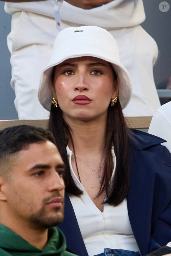 Lénie dans les tribunes des Internationaux de France de tennis de Roland Garros 2024 à Paris le 27 mai 2024.