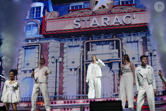 Candice, Pierre, Julien, Djebril, Héléna, Lénie et Axel font leur entrée sur scène lors du concert de la Star Academy à Lyon, France, le 15 mars 2024.