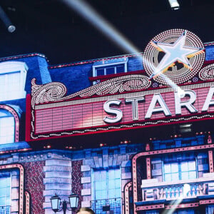 Candice, Pierre, Julien, Djebril, Héléna, Lénie et Axel font leur entrée sur scène lors du concert de la Star Academy à Lyon, France, le 15 mars 2024.