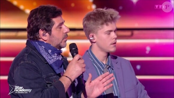 Patrick Fiori invite Thomas, nominé, à les rejoindre lui, Noah et Charles pour chanter Corsica, le samedi 2 novembre 2024 dans Star Academy 2024